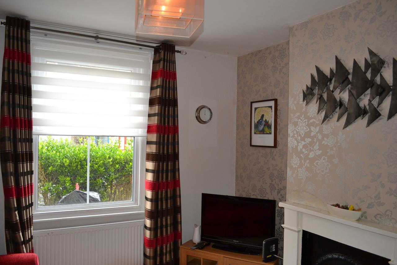 2 Bedroom House -Ealing London Exterior photo